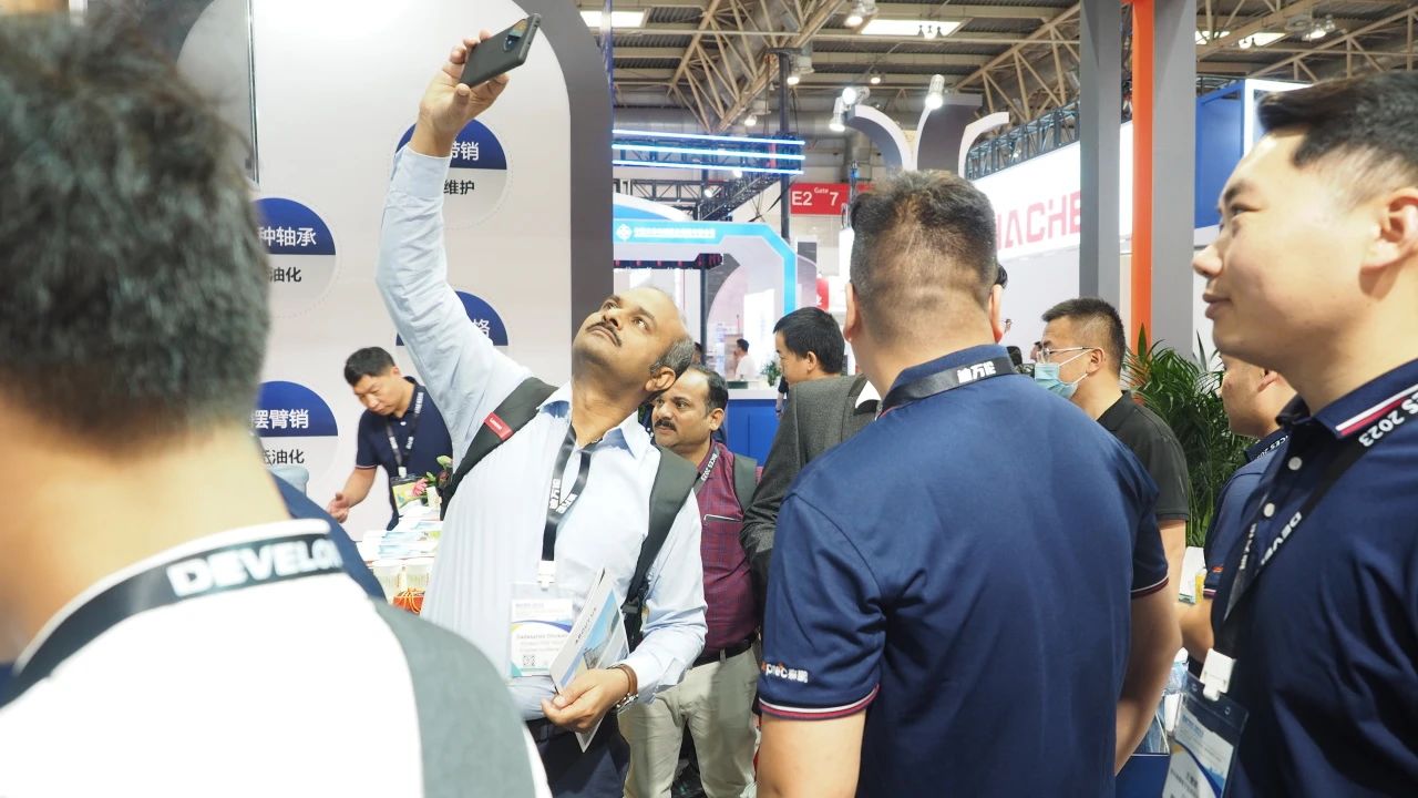 Foreign customers visit on Senptec's booth